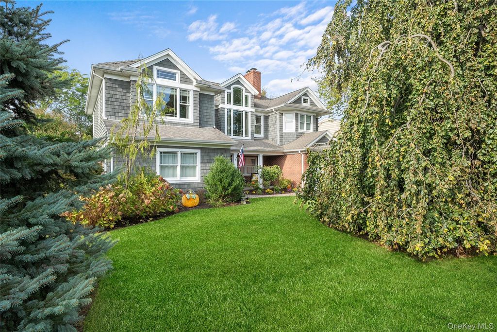 Photo of 33 Robbins Avenue, Babylon, NY 11702 (MLS # 919258)
