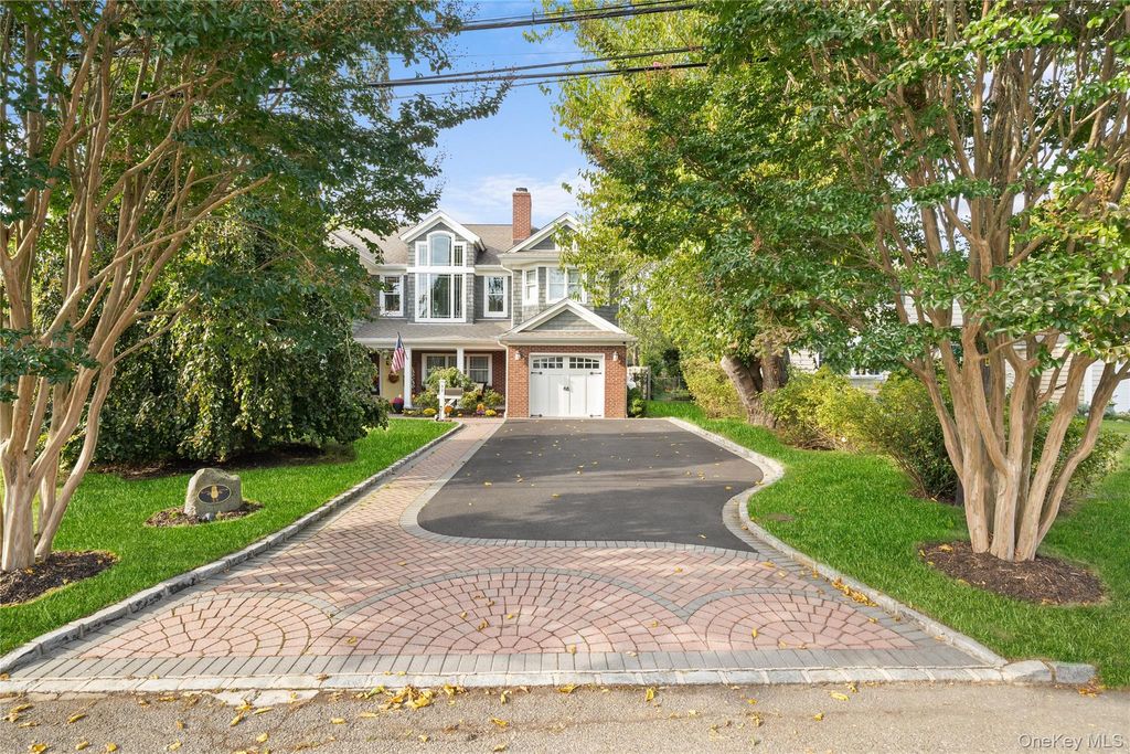 Photo of 33 Robbins Avenue, Babylon, NY 11702 (MLS # 919258)