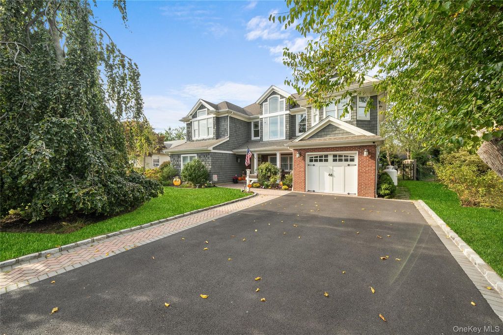 Photo of 33 Robbins Avenue, Babylon, NY 11702 (MLS # 919258)