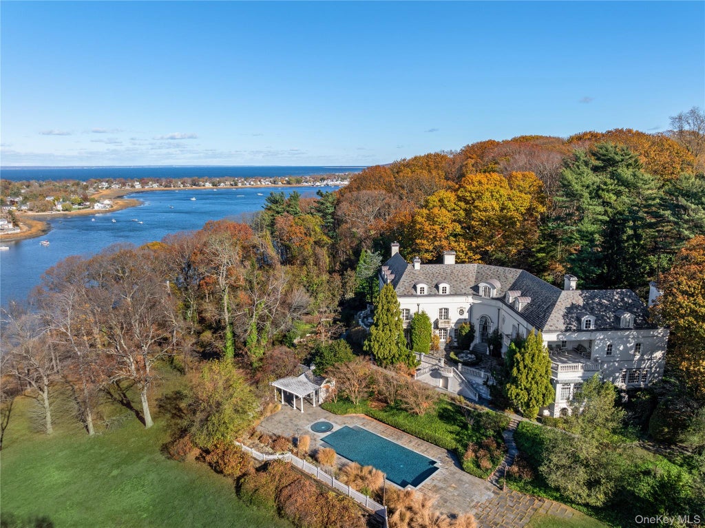 Photo of 112 Horseshoe Road, Mill Neck, NY 11765 (MLS # 1067662)