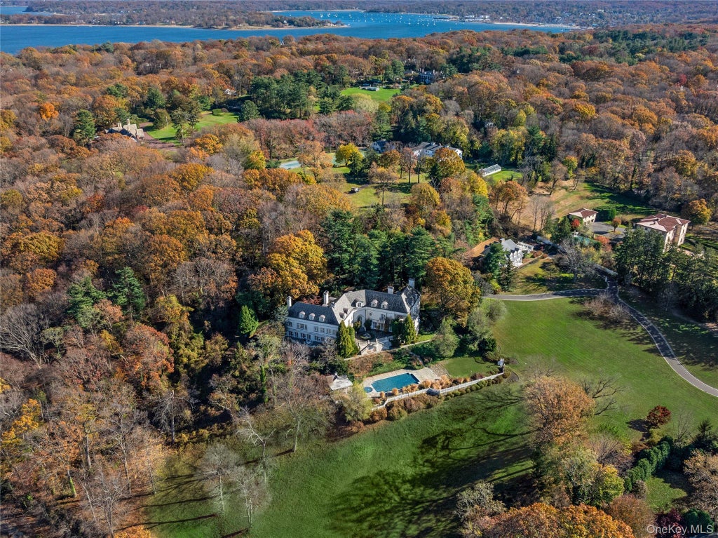 Photo of 112 Horseshoe Road, Mill Neck, NY 11765 (MLS # 1067662)