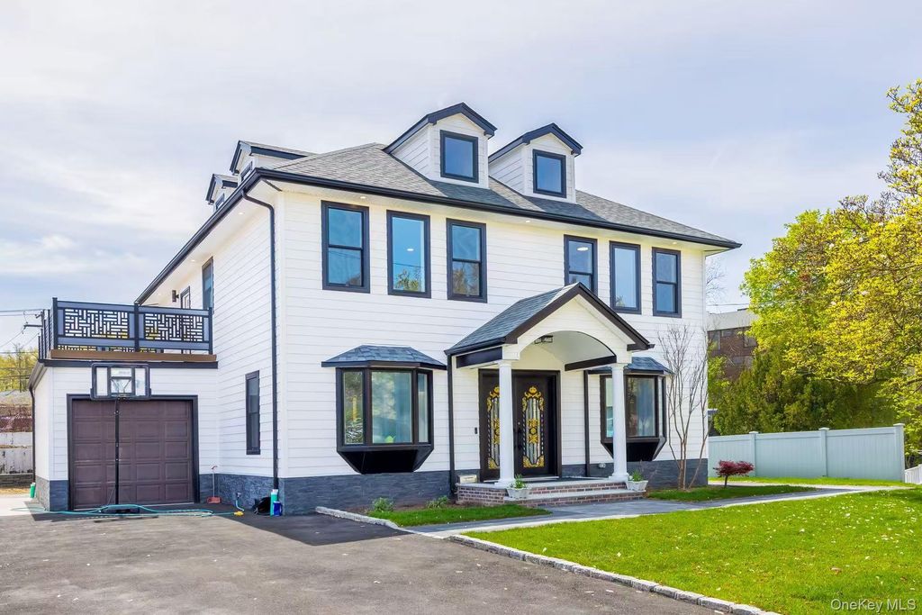 Photo of 20 Genevieve Place, Great Neck, NY 11021 (MLS # 917885)
