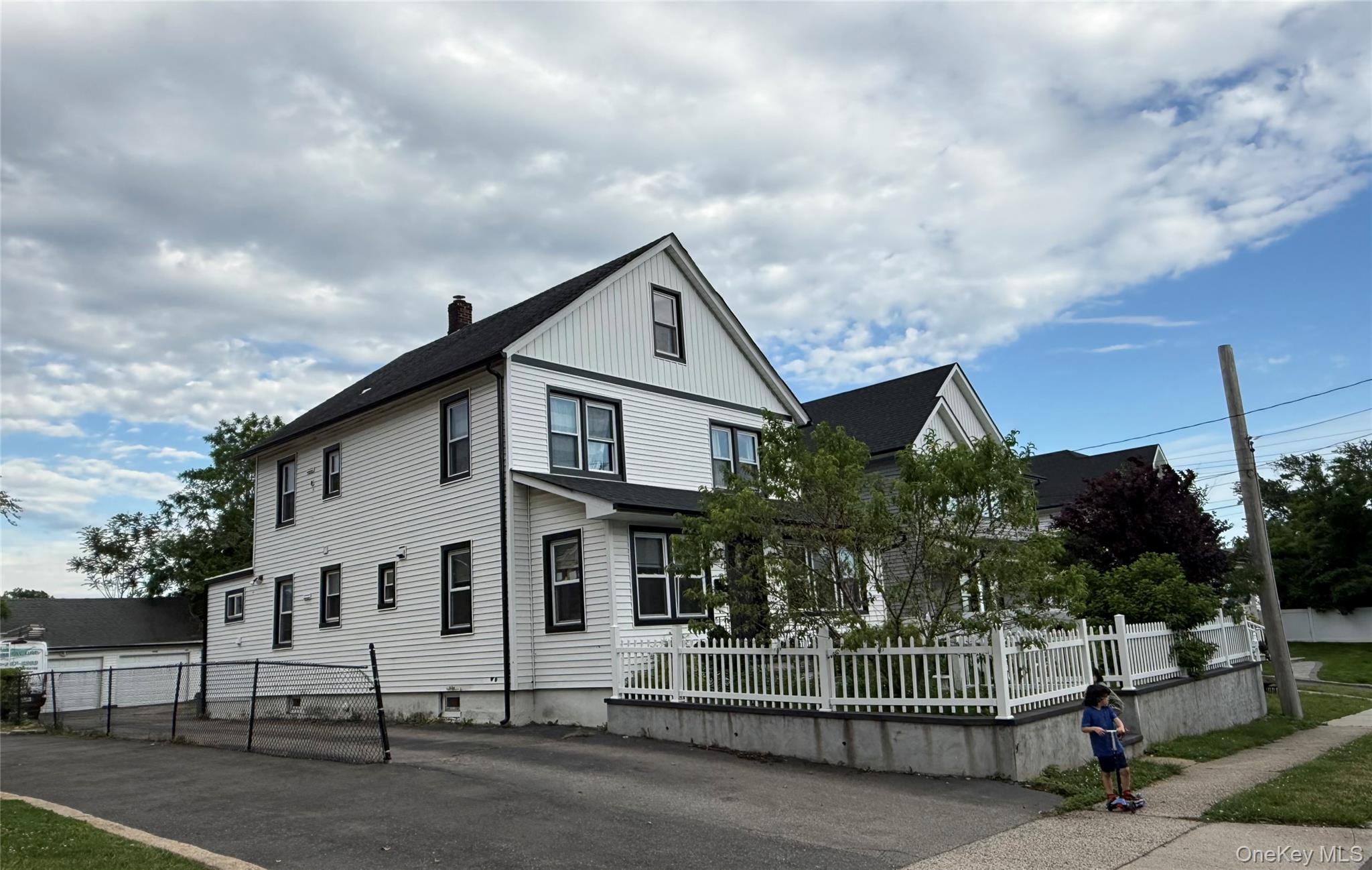 Photo 1 of 6 — 168 Jefferson Avenue, Roslyn Heights, NY 11577
