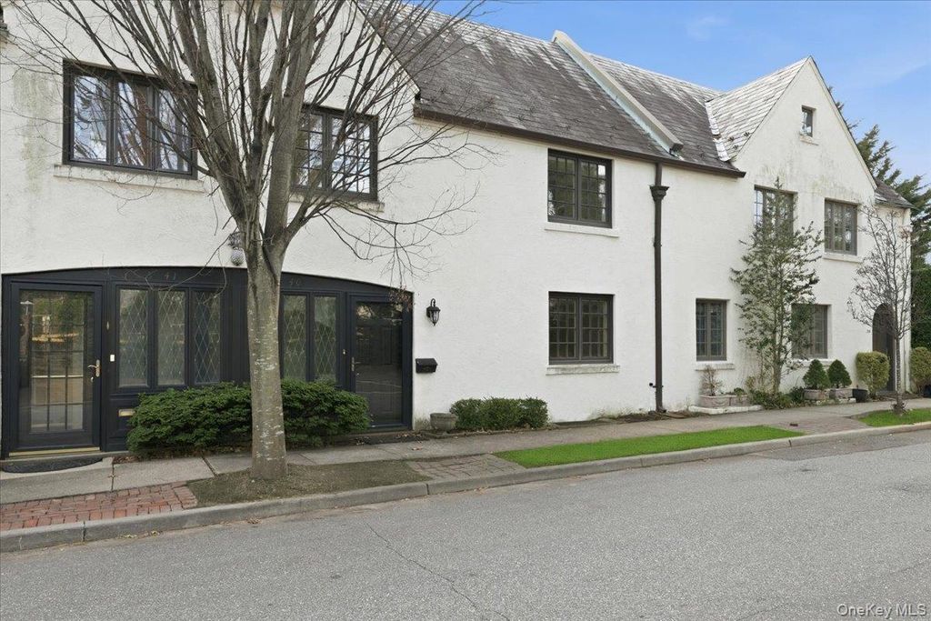 Photo of 40 Franklin Court, Garden City, NY 11530 (MLS # 951596)