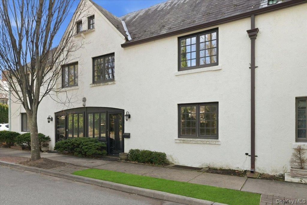 Photo of 40 Franklin Court, Garden City, NY 11530 (MLS # 951596)