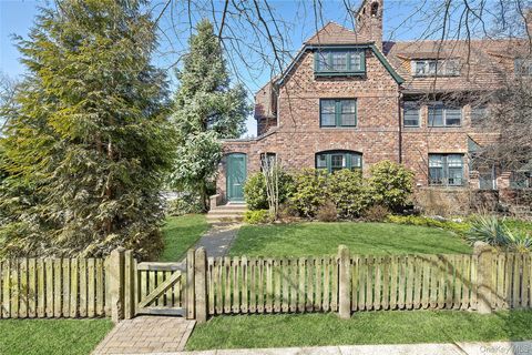 Photo of 205 Puritan Avenue, Forest Hills, NY 11375 (MLS # 967289)