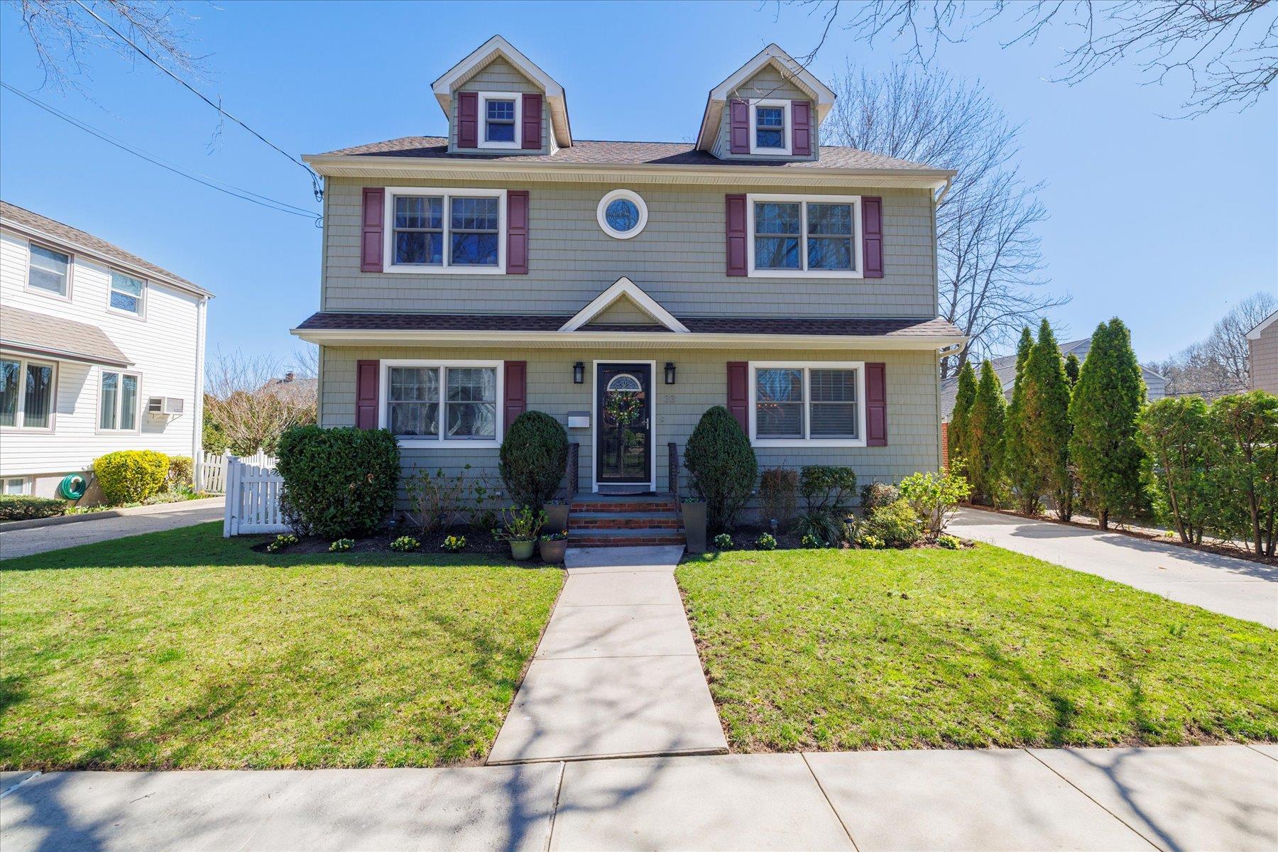 33 Clover Avenue, Floral Park, New York image 1
