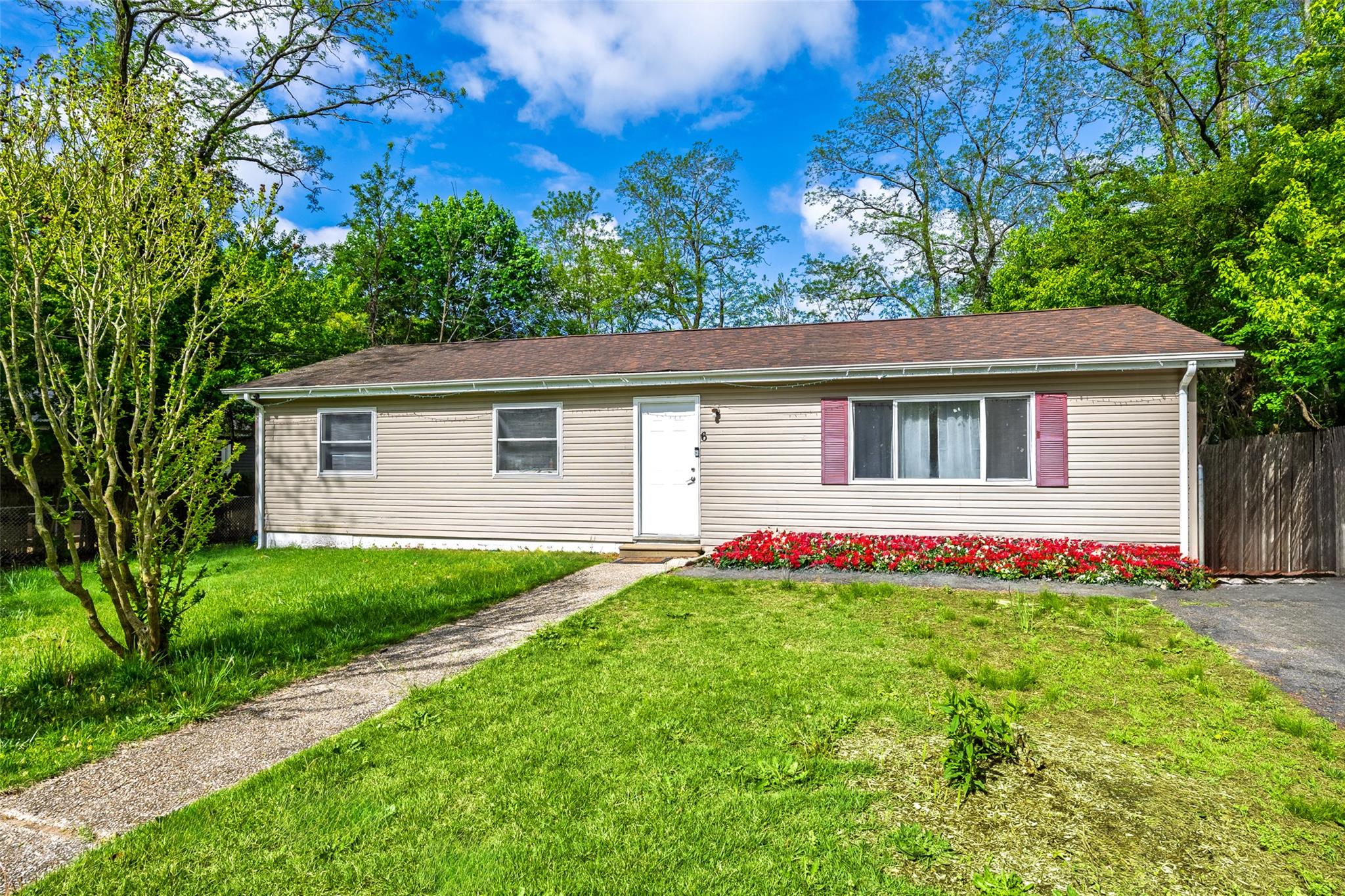 6 Gordon Avenue, Medford, New York image 1