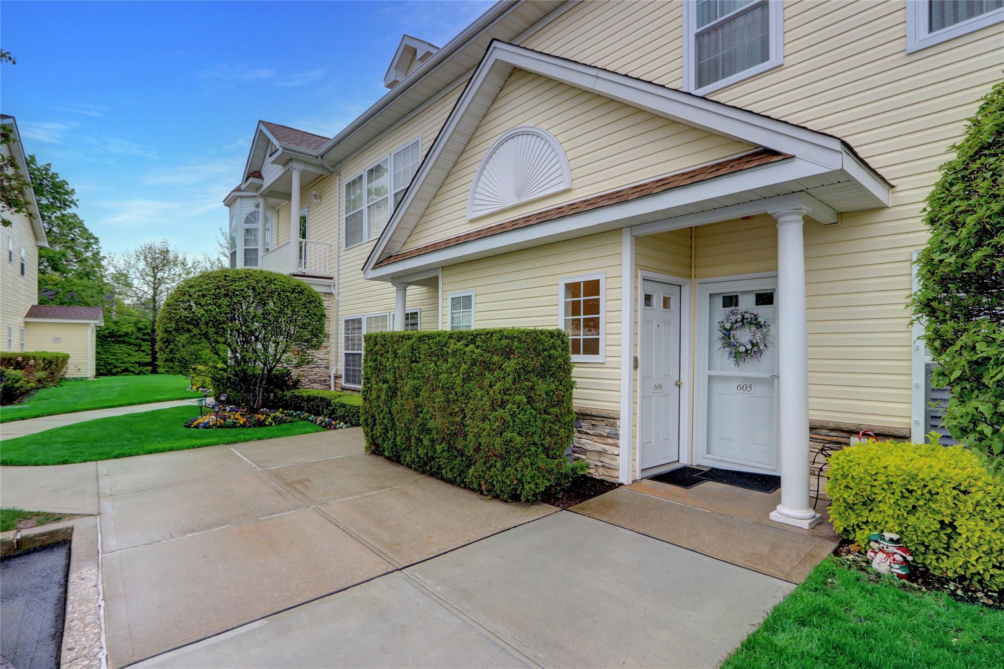 606 Narragansett Villas Drive #606, Lindenhurst, New York image 1
