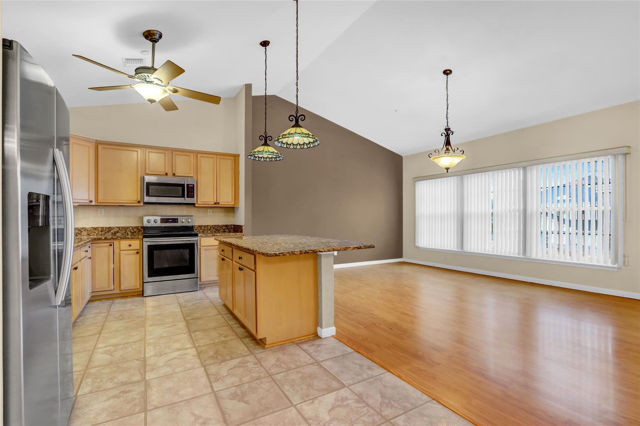 606 Narragansett Villas Drive #606, Lindenhurst, New York image 3