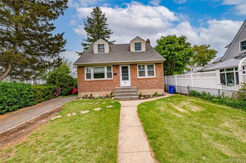 31 Locust Street, Westbury, NY 11590 - MLS#: 997397