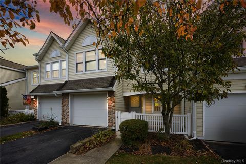 Photo of 43 Spruce Ridge Drive, Fishkill, NY 12524 (MLS # 926509)