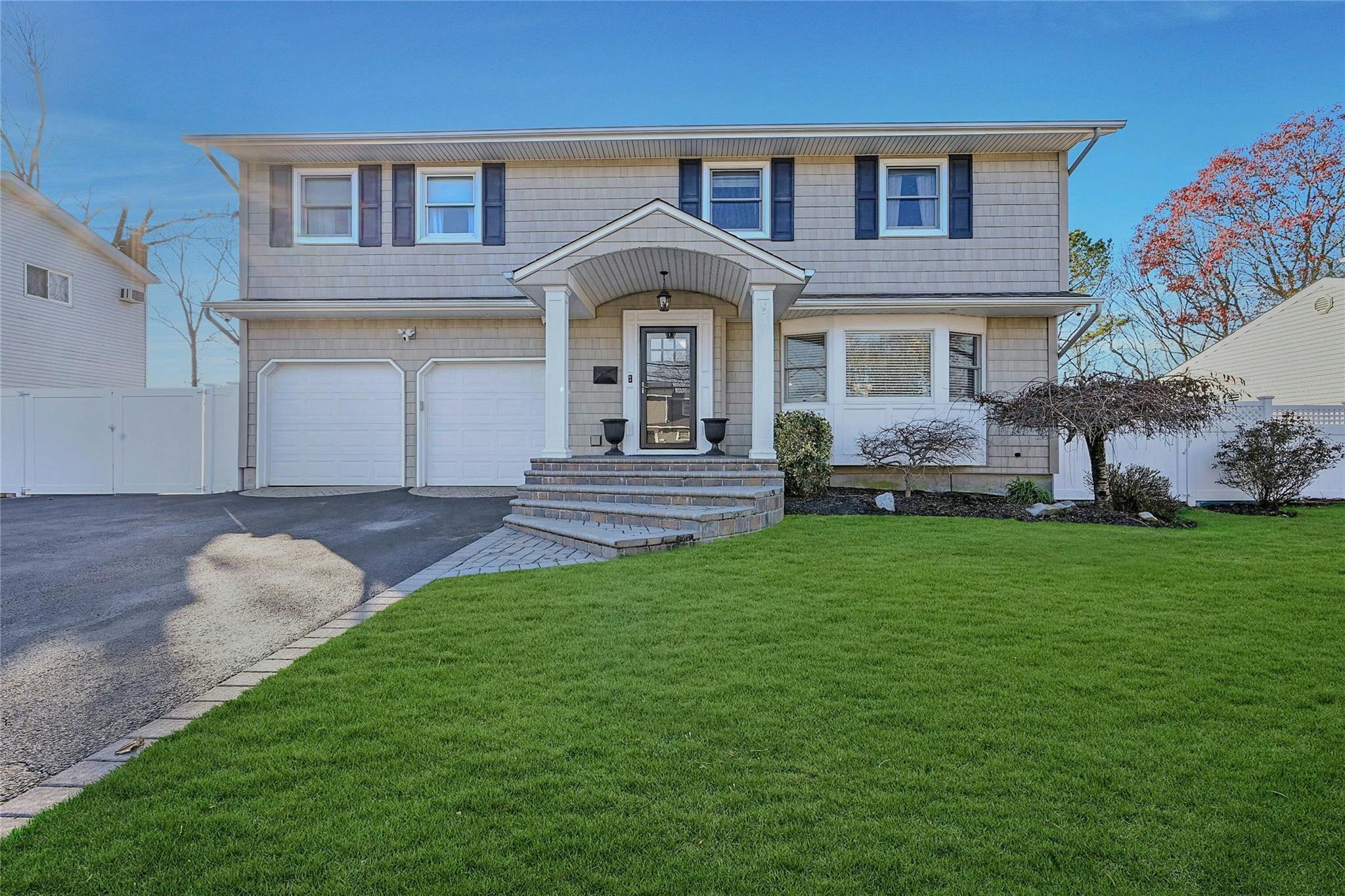 52 Arline Lane, East Islip, New York image 1