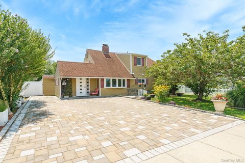 Photo of 46 Elves Lane, Levittown, NY 11756 (MLS # 1025716)