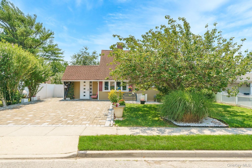 Photo of 46 Elves Lane, Levittown, NY 11756 (MLS # 1025716)