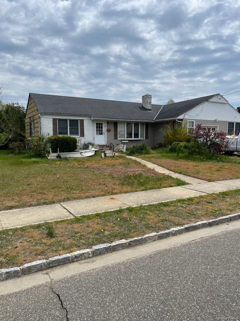 Photo of 32 Nearwater Avenue, Massapequa, NY 11758 (MLS # 920781)
