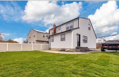 831 Atlantic Street Lindenhurst NY 11757