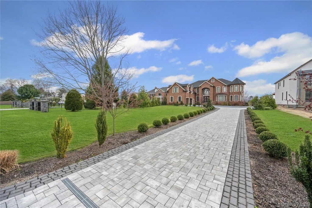 Photo of 185 Willetts Lane, West Islip, NY 11795 (MLS # 978790)