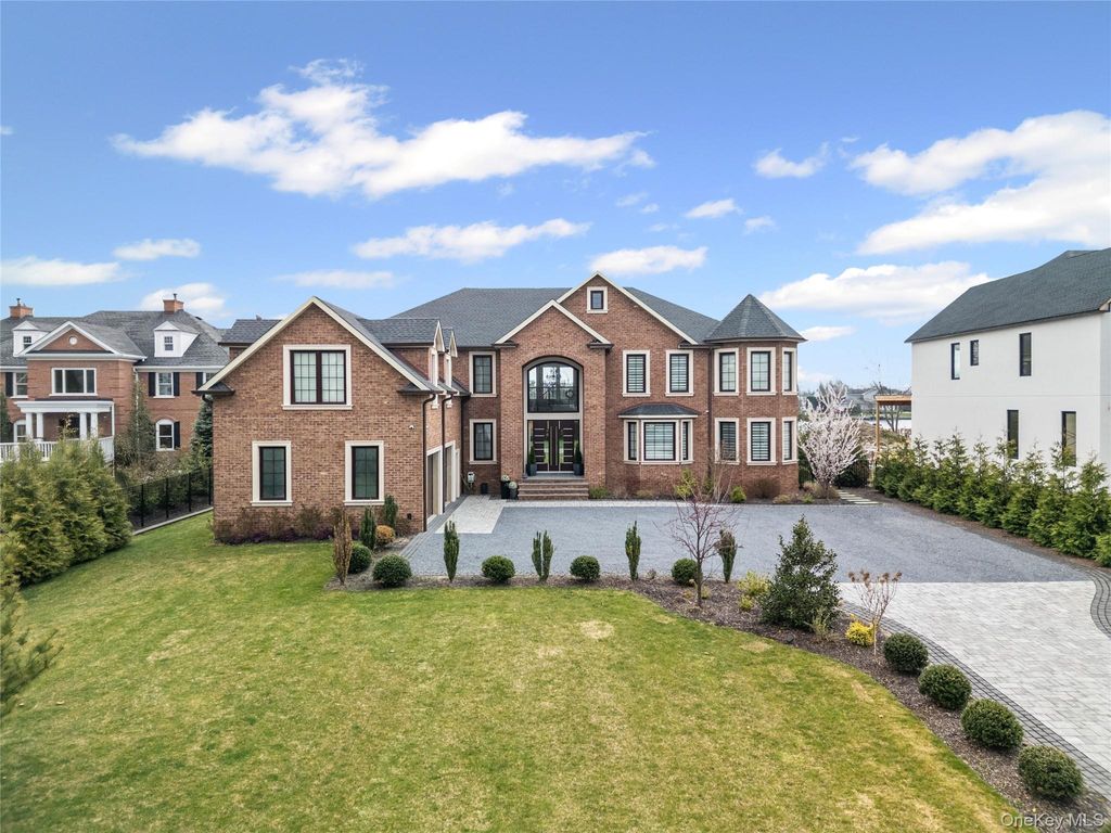 Photo of 185 Willetts Lane, West Islip, NY 11795 (MLS # 978790)