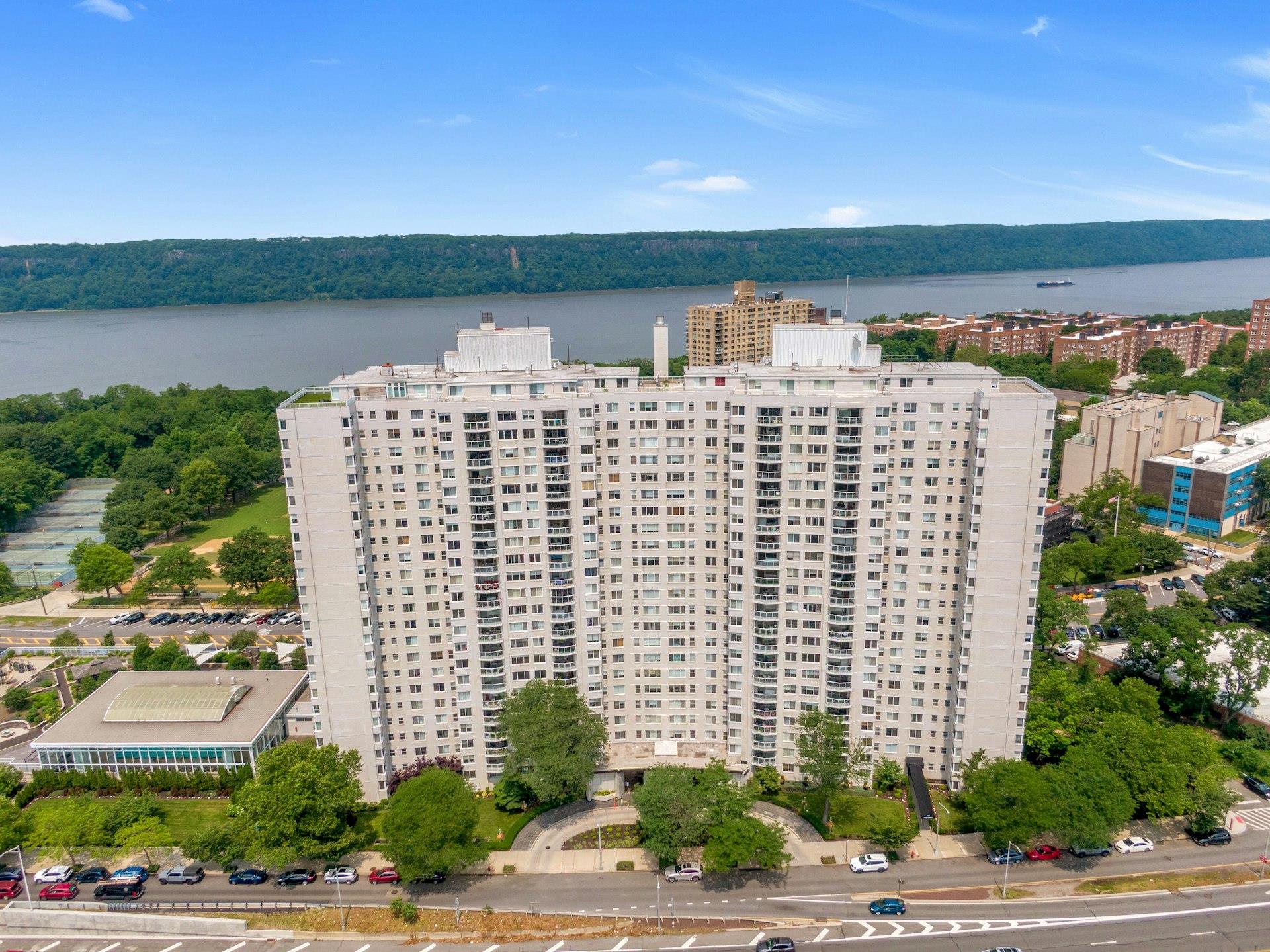 Henry Hudson Parkway 23Ef, Bronx, New York - 4 Bedrooms  
3 Bathrooms  
8 Rooms - 