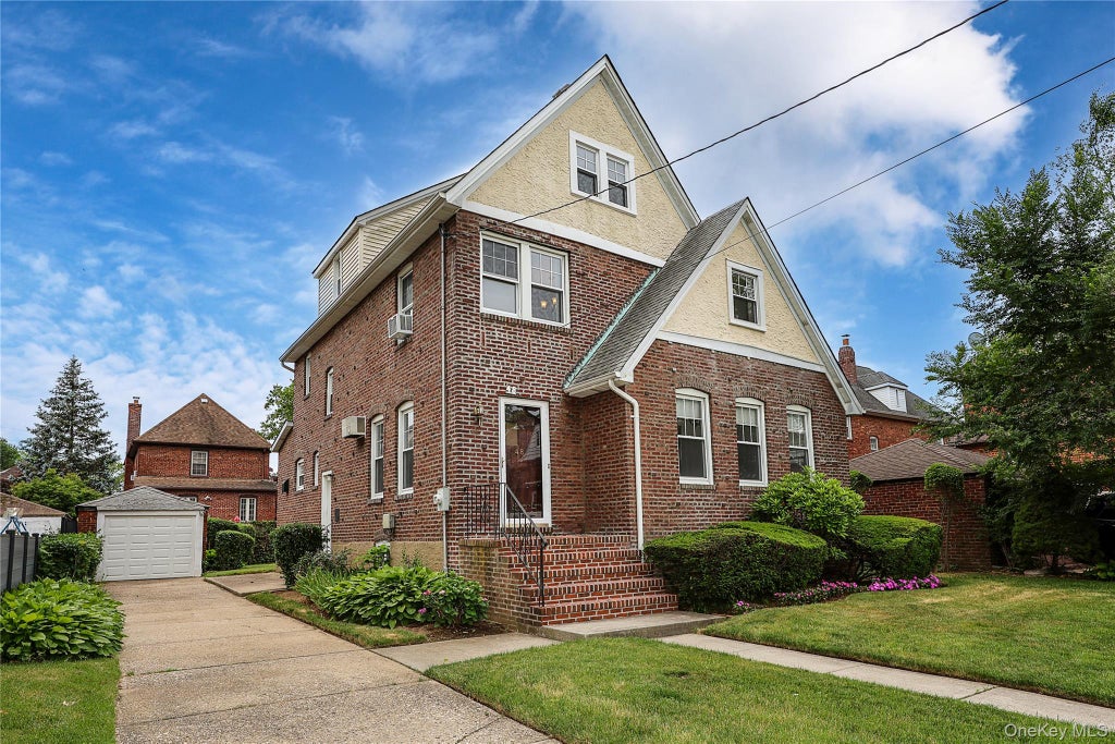 Photo of 48 Surrey CMNS, Lynbrook, NY 11563 (MLS # 1016890)