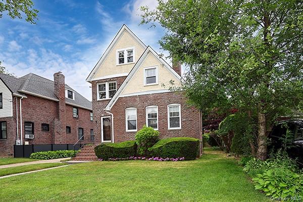 Photo of 48 Surrey CMNS, Lynbrook, NY 11563 (MLS # 1016890)