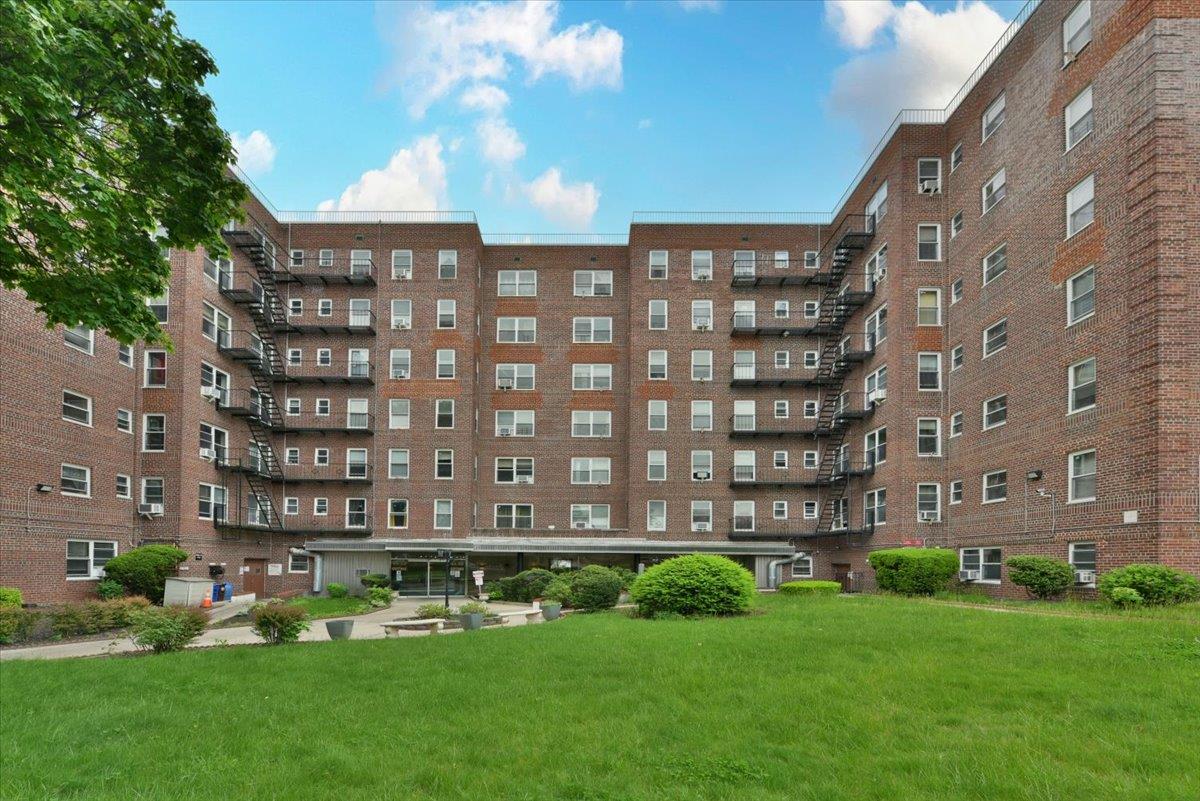 169th Street Pr01, Jamaica Hills, Queens, NY - 1 Bedrooms  
1 Bathrooms  
2 Rooms - 