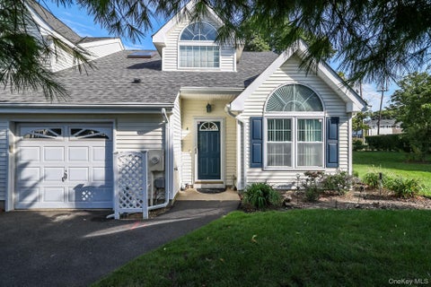 Condo For Sale - 4 Joyces Way<br/> Bay Shore, NY 11706