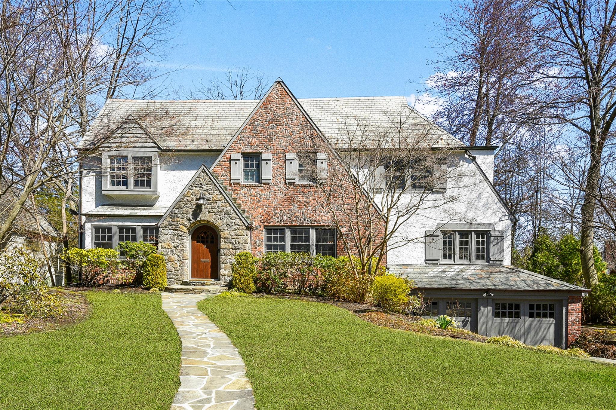 Highwood Avenue, Larchmont, New York - 5 Bedrooms  
4.5 Bathrooms  
10 Rooms - 