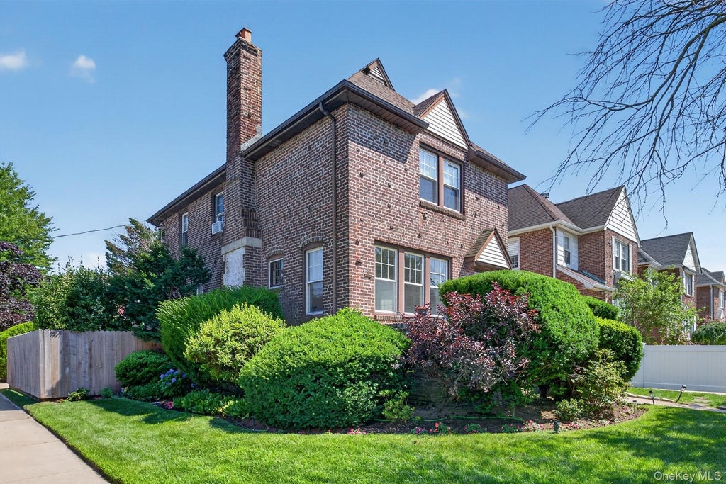 Photo of 49 Bixley Heath, Lynbrook, NY 11563 (MLS # 1027653)