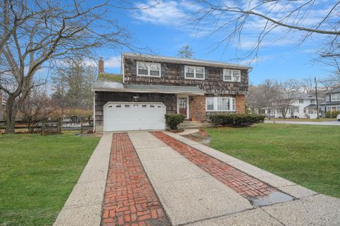 Homes For Sale - 60 Iroquois Drive<br/> Brightwaters, NY 11718