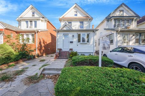 Photo of 6915 Loubet St, Forest Hills, NY 11375 (MLS # 886989)