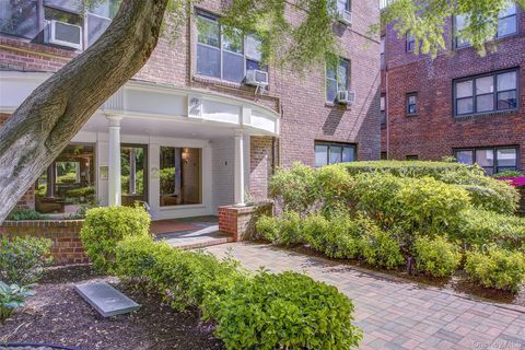 Homes For Sale - 2 Town House Place #2-H<br/> Great Neck, NY 11021