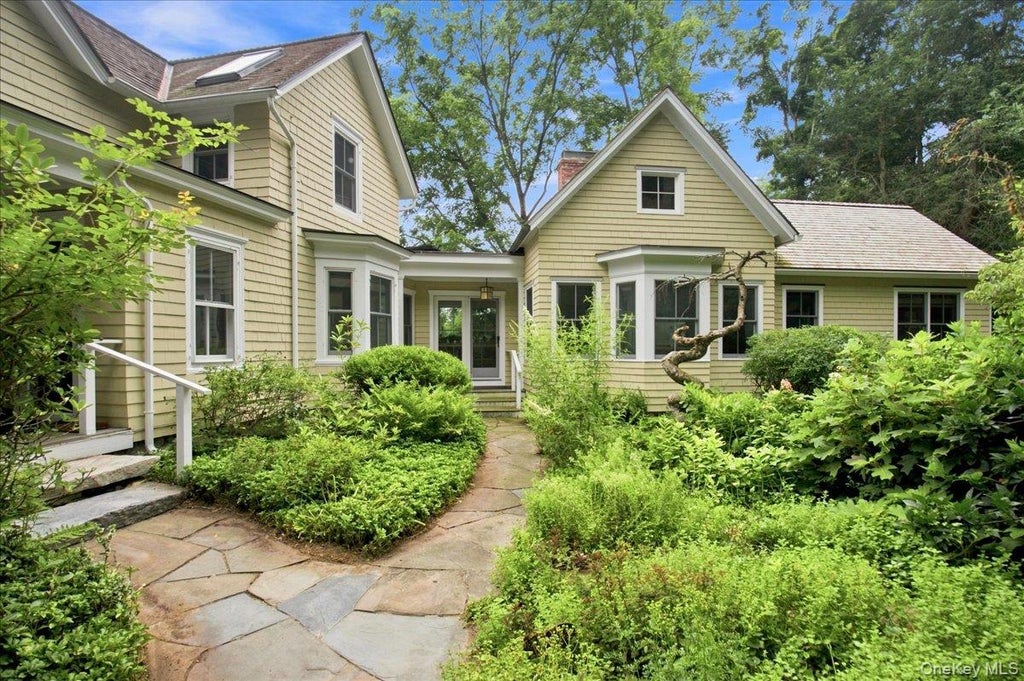 Photo of 100 Whitlockville Road, Katonah, NY 10536 (MLS # 1037099)