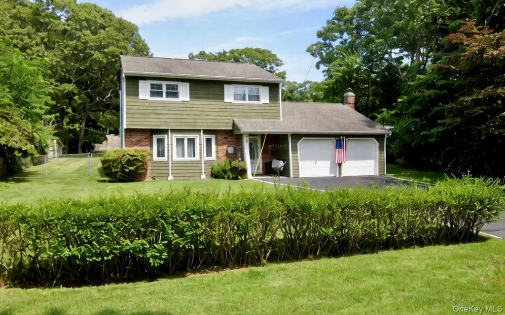 Photo of 225 Whittier Drive, Mastic Beach, NY 11951 (MLS # 970015)