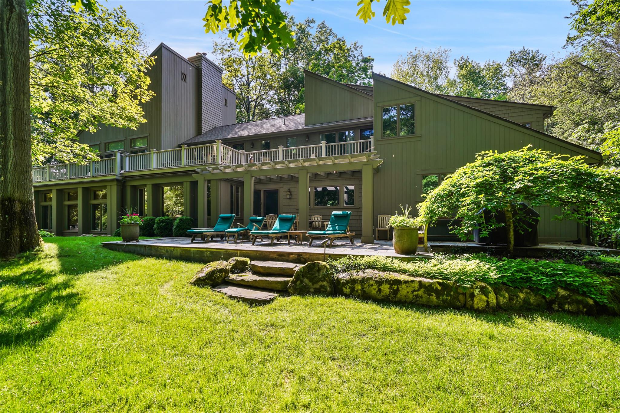 Eastwoods Road, Pound Ridge, New York - 5 Bedrooms  
6 Bathrooms  
12 Rooms - 