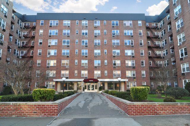 Property for Sale at Sadore Lane 5U, Yonkers, New York - Bedrooms: 2 
Bathrooms: 1 
Rooms: 5  - $239,000