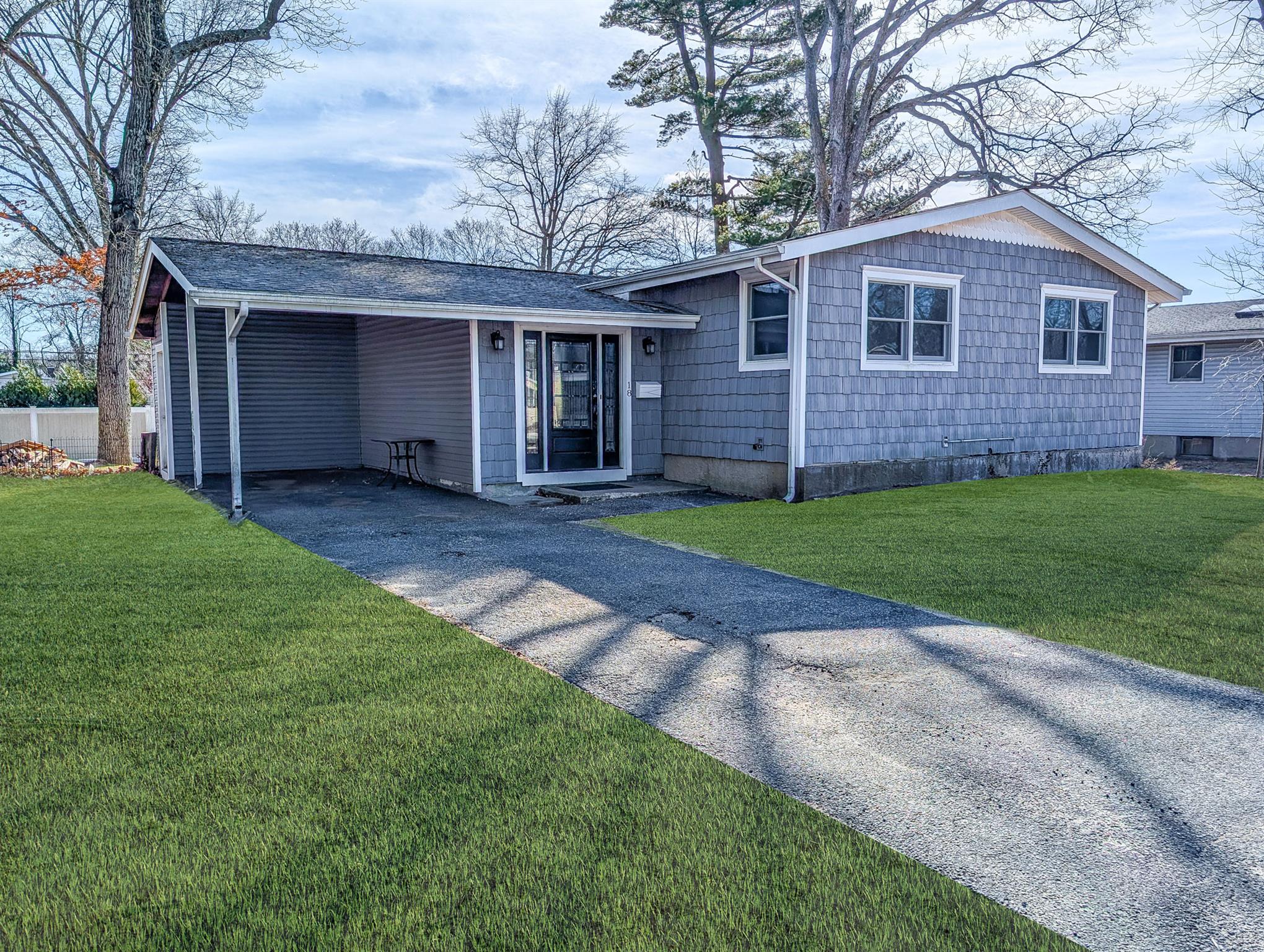 Sandalwood Drive, Smithtown, Hamptons, NY - 3 Bedrooms  
1 Bathrooms - 