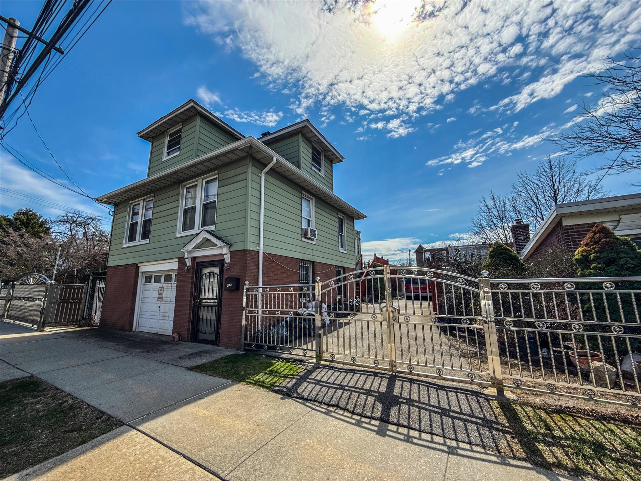 Hermany Avenue, Bronx, New York - 5 Bedrooms  
1 Bathrooms  
9 Rooms - 