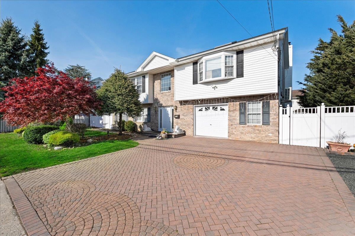 146 S 10th Street, Lindenhurst, New York image 1