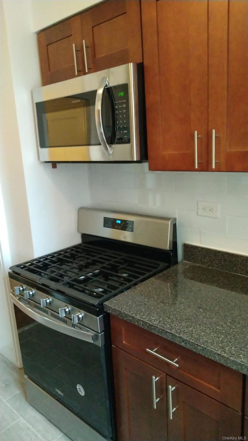 Photo of 1501 Metropolitan Avenue #11G, Bronx, NY 10462 (MLS # 980804)