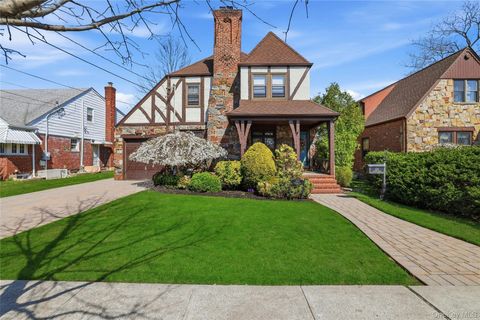 Homes For Sale - 628 Concord Avenue<br/> Williston Park, NY 11596