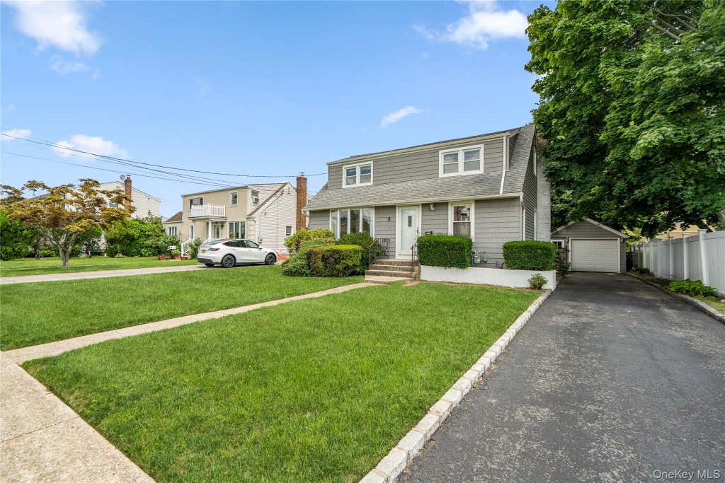 Photo of 5 Center Court, Bethpage, NY 11714 (MLS # 1035225)