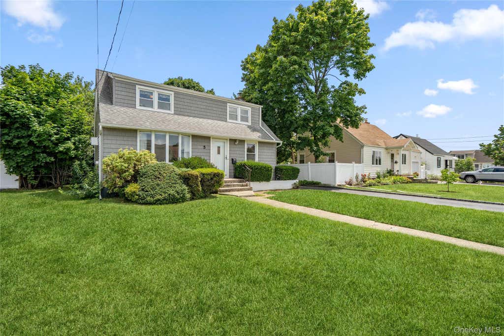 Photo of 5 Center Court, Bethpage, NY 11714 (MLS # 1035225)