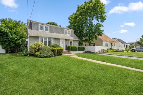 Homes For Sale - 5 Center Court<br/> Bethpage, NY 11714
