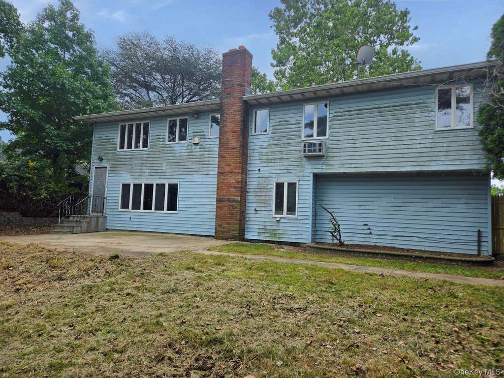 Photo of 4 Broadfield Place, Glen Cove, NY 11542 (MLS # 1028957)