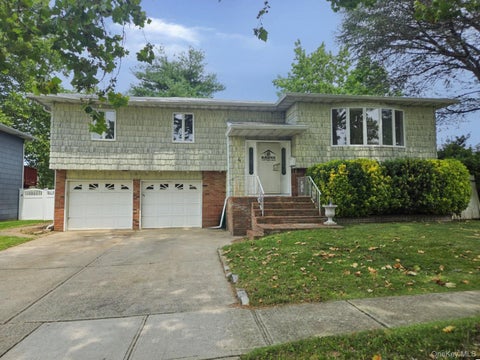 Homes For Sale - 4 Broadfield Place<br/> Nassau County, Glen Cove, NY 11542