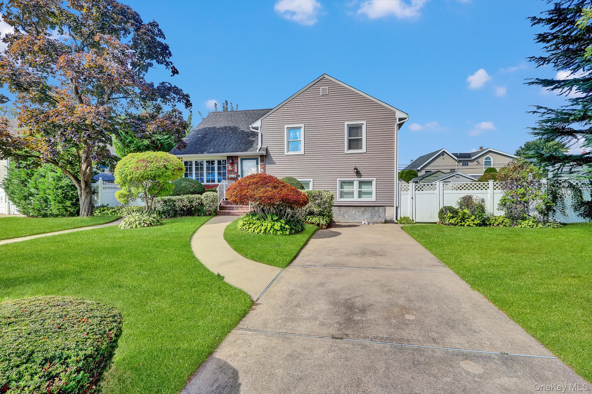 948 Simon Place