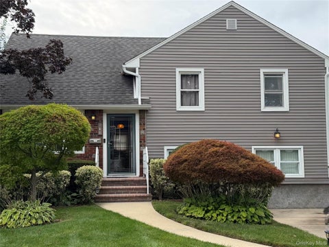 Homes For Sale - 948 Simon Place<br/> Nassau County, Wantagh, NY 11793