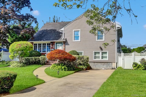 Photo of 948 Simon Place, Wantagh, NY 11793 (MLS # 1045598)